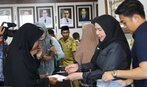 Walikoata Serahkan Bantuan